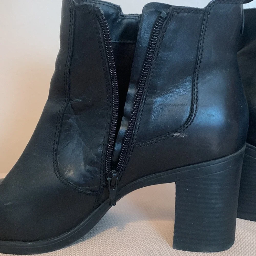 GIANI BERNINI Black Stacked Heel Zipper Ankle Boots - Picture 3 of 9